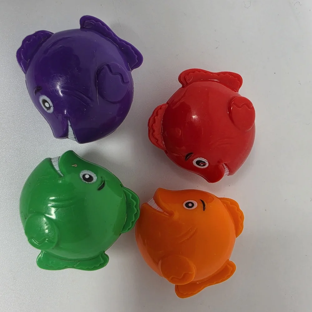 Fish Plastic 1 2 3 4 Red Green Purple Orange Lot of 4